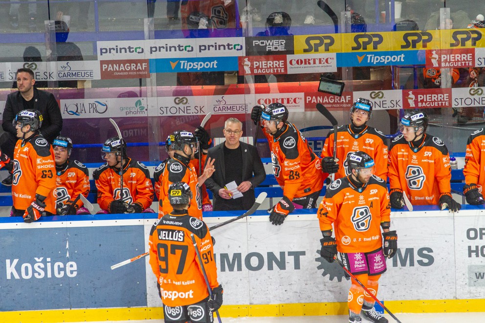 Hráči Košíc a ich tréner Ceman.