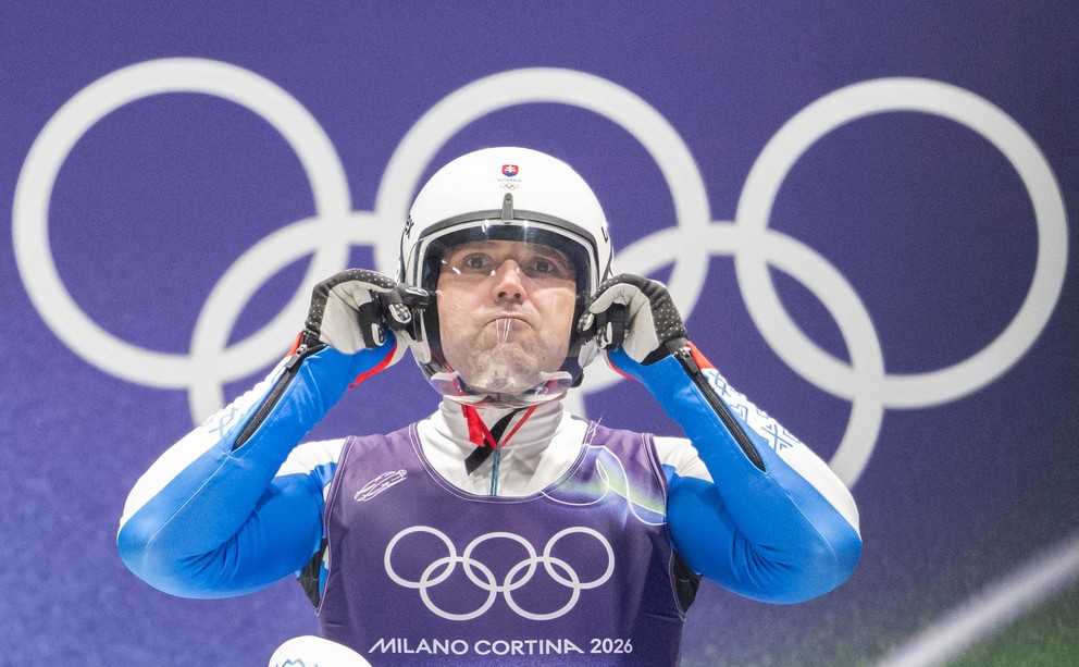 Slovenský sánkar Jozef Ninis reaguje pred 1. jazdou v súťaži mužov na zimných olympijských hrách v talianskom meste Cortina d'Ampezzo.
