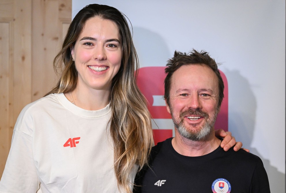 Slovenská lyžiarka Petra Vlhová a jej tréner Matej Gemza na brífingu počas ZOH 2026.