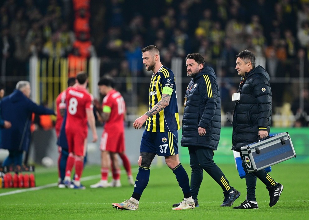 Zranený slovenský futbalista v drese Fenerbahce Istanbul Milan Škriniar odchádza z ihriska