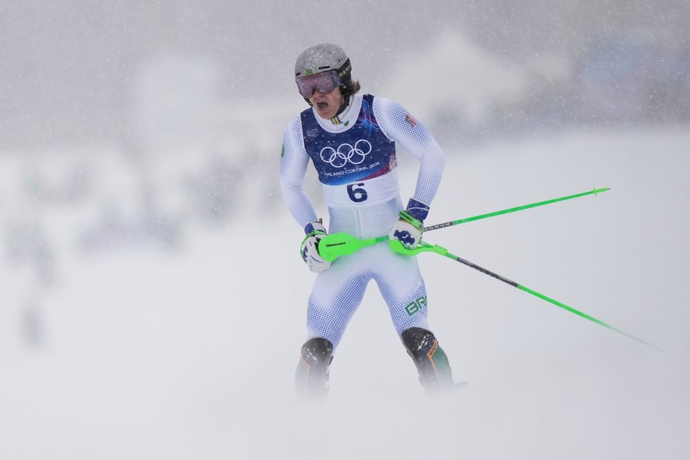 Lucas Pinheiro Braathen po výpadku v prvom kole slalomu. 