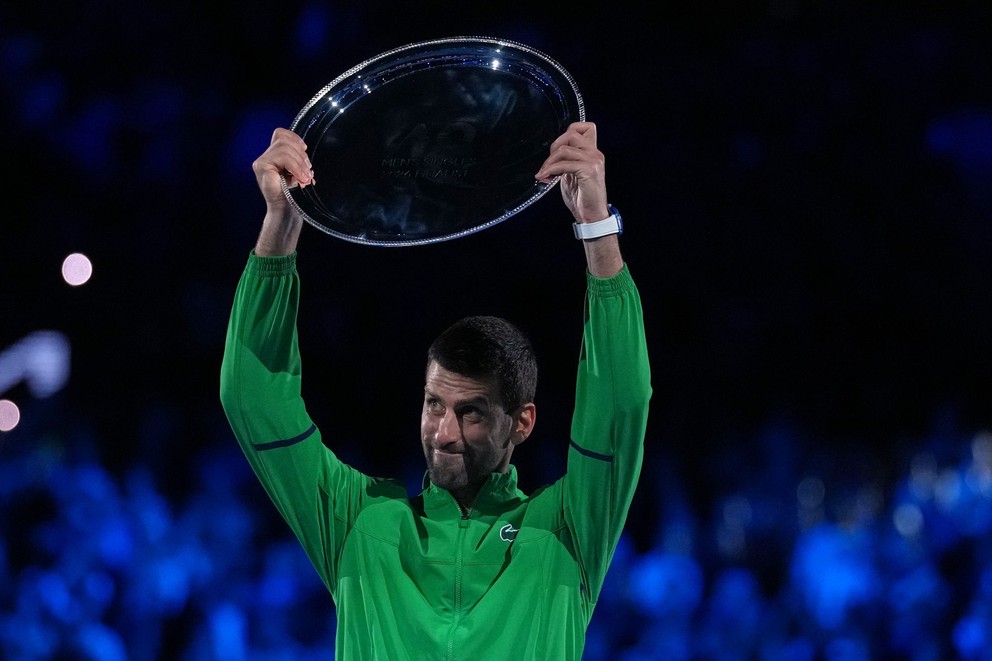 Novak Djokovič s trofejou pre porazeného finalistu Australian Open 2026. 