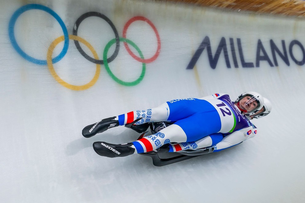 Slovenskí reprezentanti v sánkovaní Christián Bosman a Bruno Mick počas prvej jazdy súťaže dvojíc na ZOH 2026. 