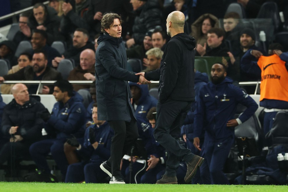 Tréner Tottenhamu Thomas Frank (vľavo) si podal ruku s koučom Manchestru City Pepom Guardiolom.