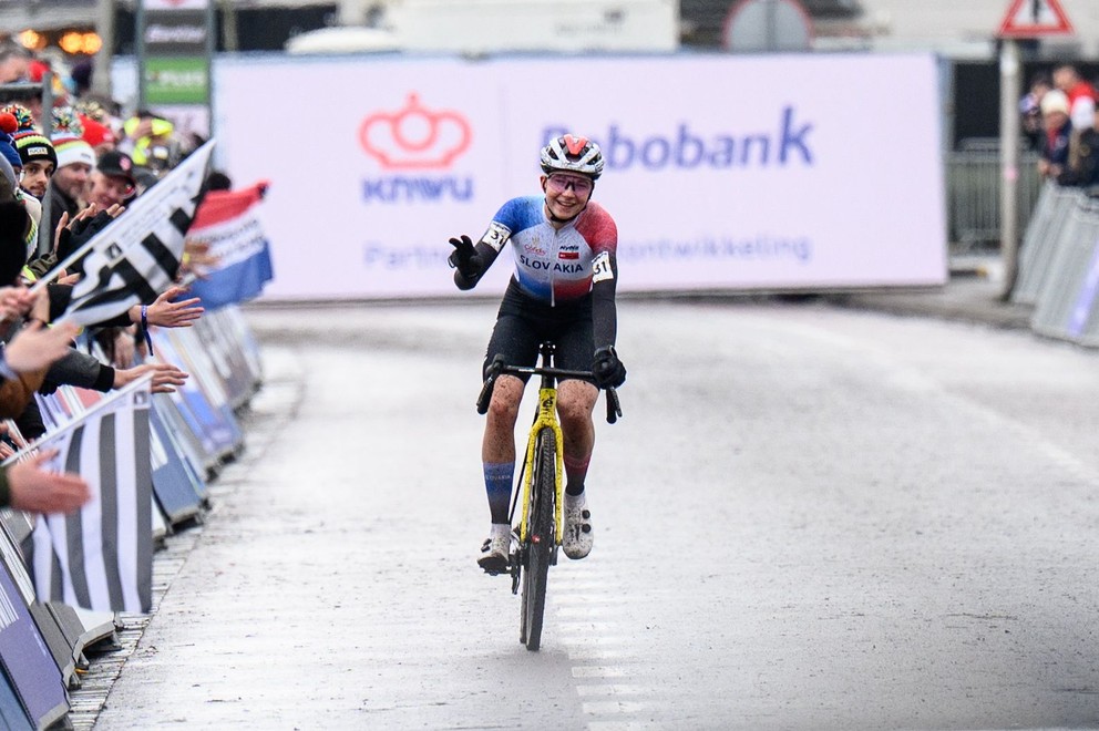 Viktória Chladoňová v cieli pretekov žien U23 na MS v cyklokrose 2026.