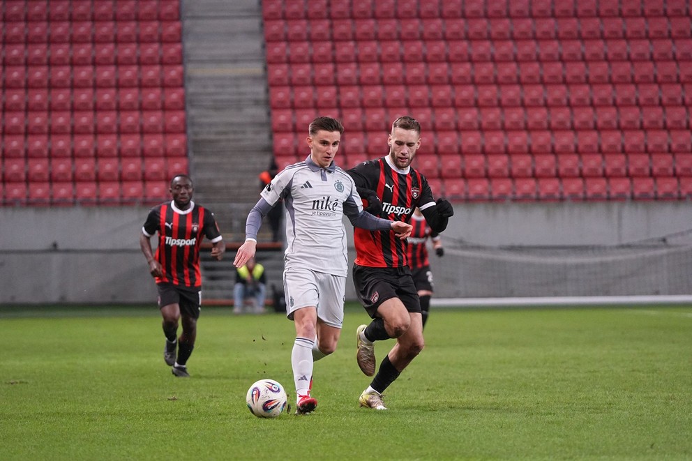 Na snímke hráč Slovana Bratislava Artur Gajdoš (8) a hráč Spartaku Trnava Miloš Kratochvíl (14).