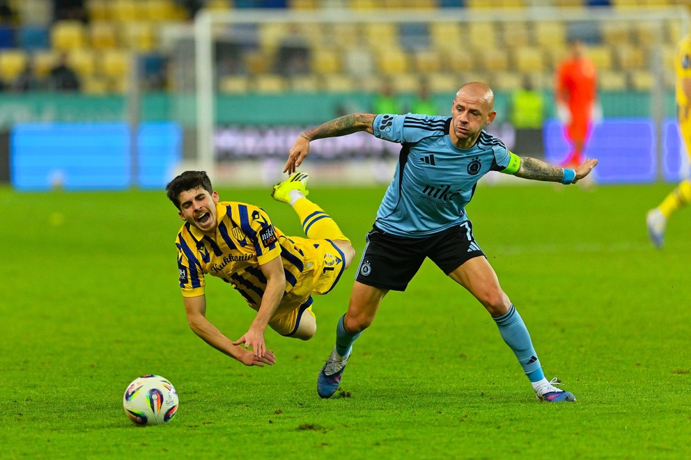 Na snímke futbalista DAC-u Ammar Ramadan  (vľavo) a kapitán Slovana Vladimír Weiss ml. bojujú o loptu v zápase 19. kola futbalovej Niké ligy FC DAC 1904 Dunajská Streda - ŠK Slovan Bratislava.