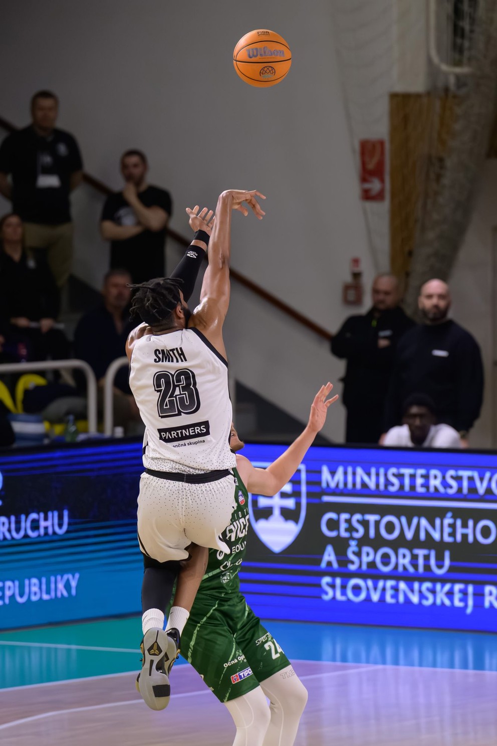 Na snímke zľava Naje Abdean Smith (Prievidza) a Tanner Matthew Stuckman (Levice) vo finále Tipos Final Four Slovenského pohára v basketbale mužov medzi BC Prievidza a Patrioti Levice.