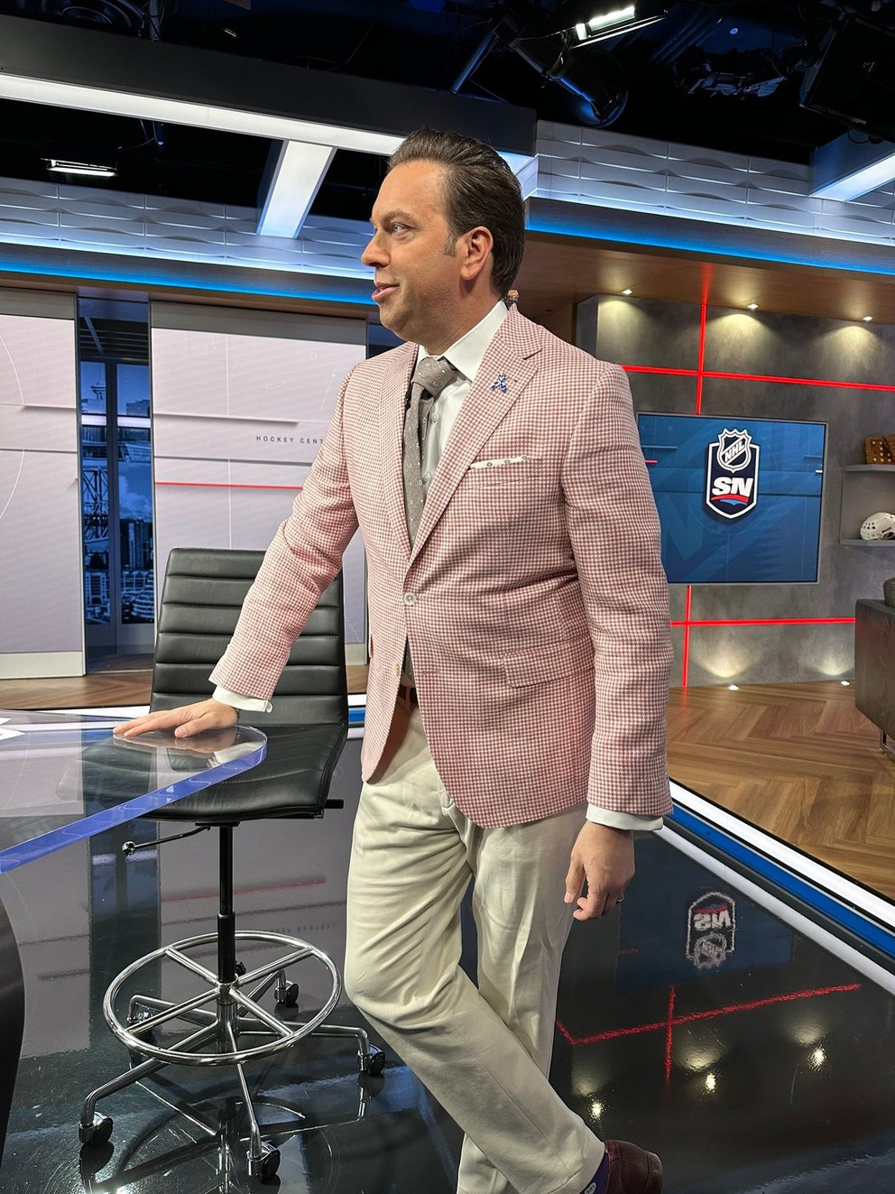 Zámorský expert Elliotte Friedman v štúdiu kanadskej televízie Sportsnet. 