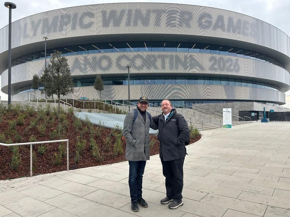 Arpon Basu (vľavo) a Pierre LeBrun (vpravo) počas olympiády v Miláne. Obaja patria medzi uznávaných expertov NHL. 