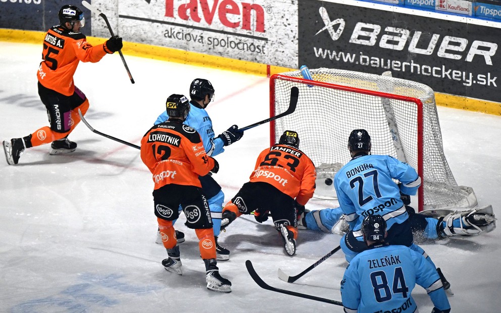 Na snímke Slovan Bratislava inkasuje gól od Košíc.