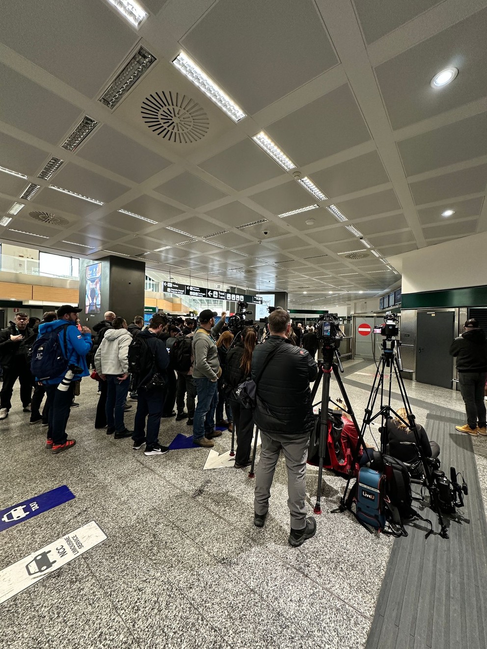 Reportéri čakajú na letisku v Miláne na príchod hráčov z NHL do dejiska zimnej olympiády. 