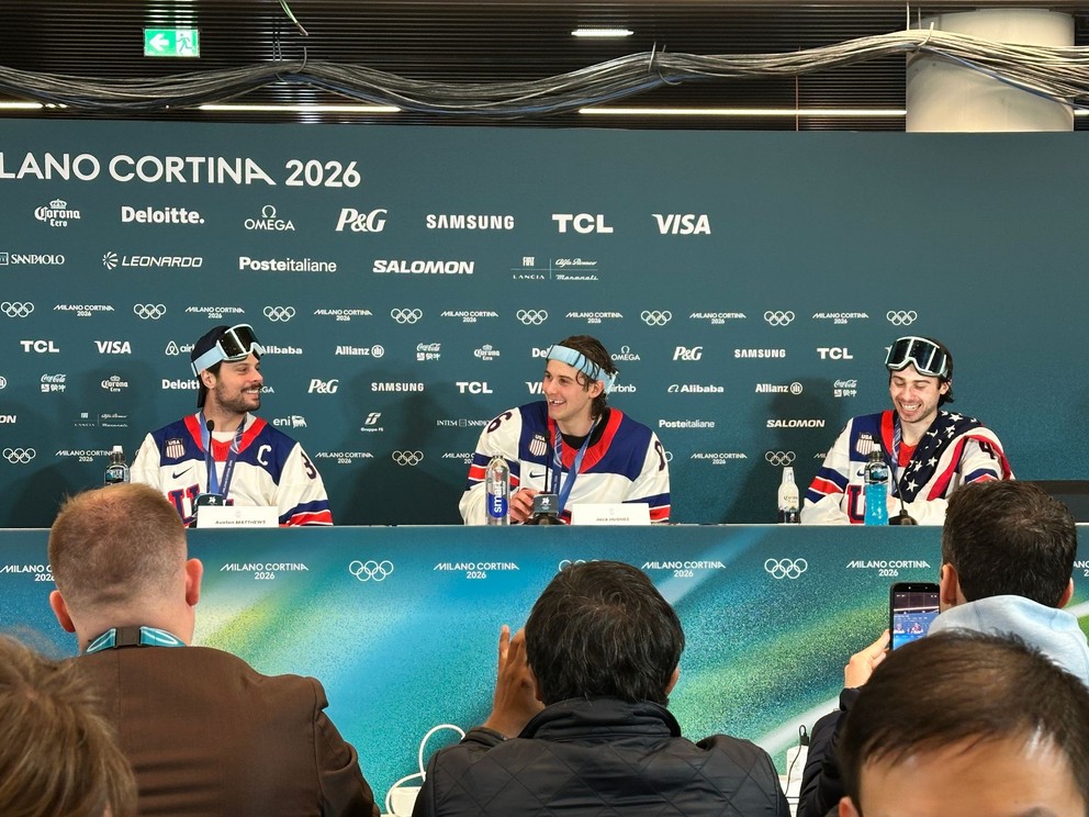 Zľava Auston Matthews, Jack a Quinn Hughesovci počas tlačovej konferencie po výhre zlata na ZOH 2026. 