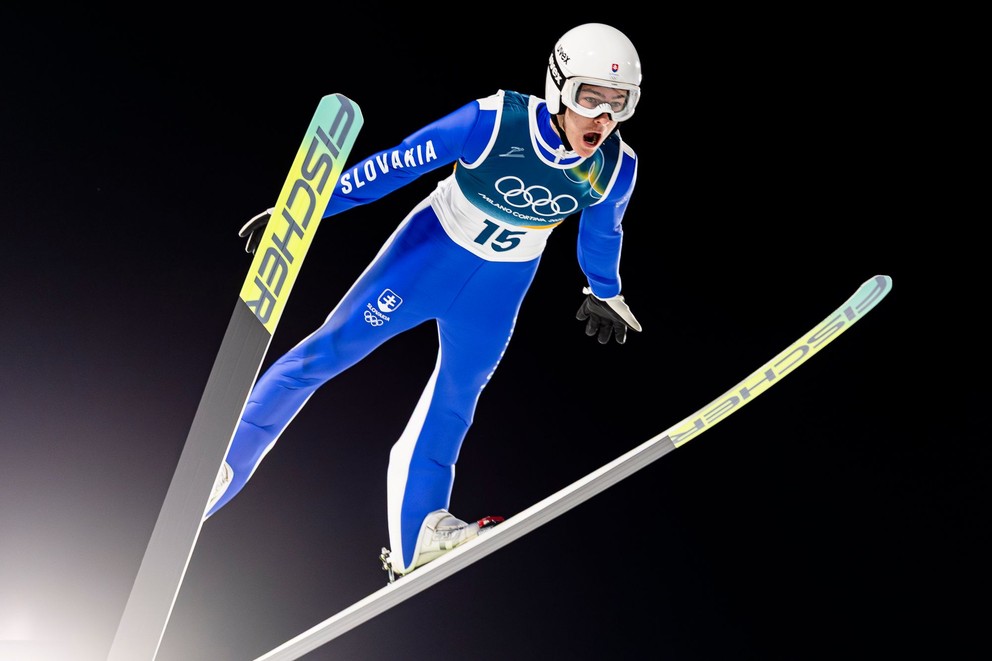 Hektor Kapustík počas súťaže na strednom mostíku na zimných olympijských hrách v talianskom Predazze.