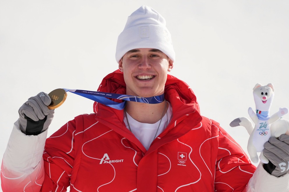 Franjo von Allmen pózuje so zlatou medailou