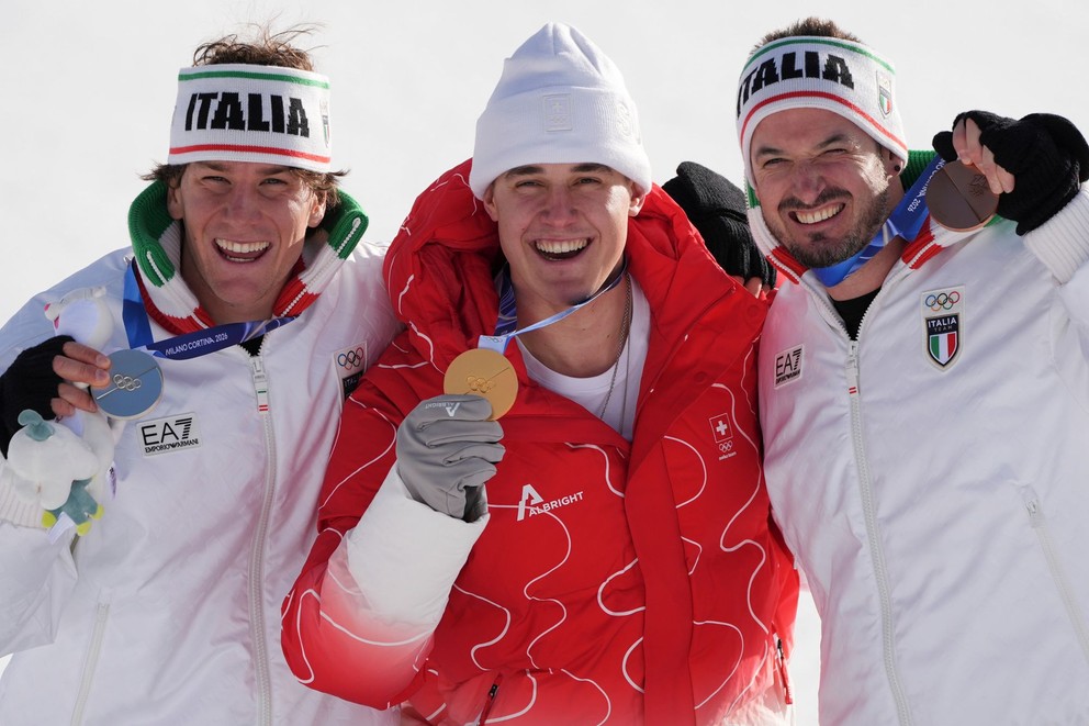 Giovanni Franzoni, Franjo von Allmen a Dominik Paris pózujú s medailami