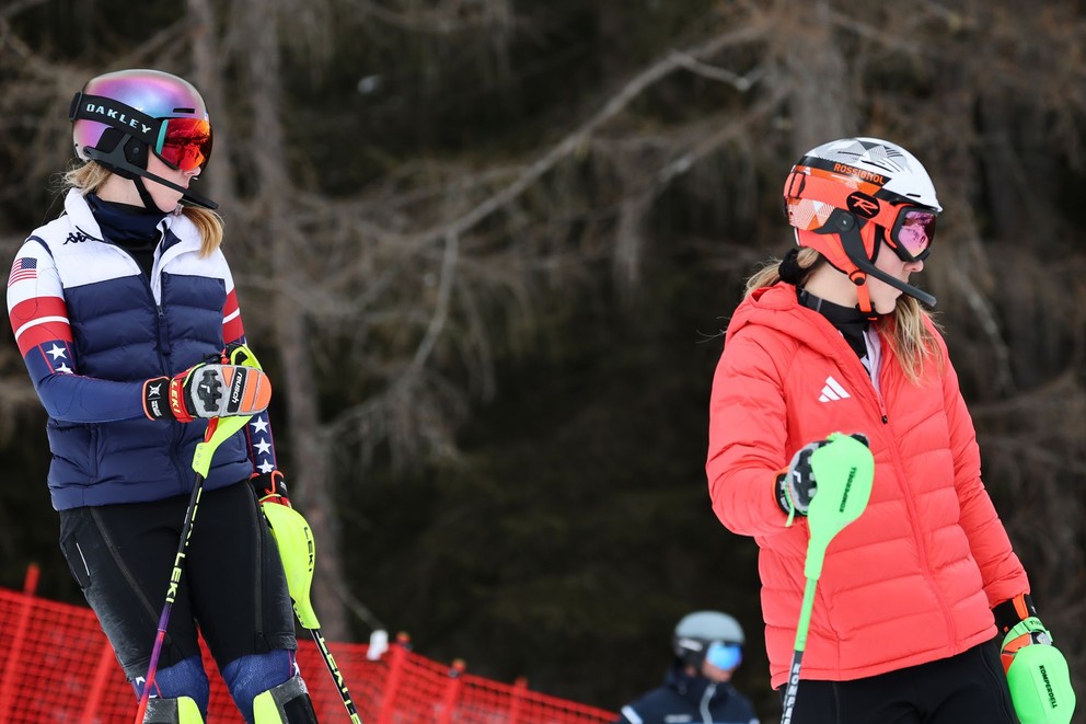 Mikaela Shiffrinová (vľavo) a Petra Vlhová (vpravo) počas obhliadky trate. 