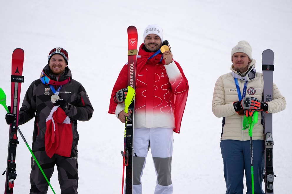 Viťaz Loic Meillard (v strede), strieborný Fabio Gstrein (vľavo) a bronzový Henrik Kristoffersen (vpravo). 