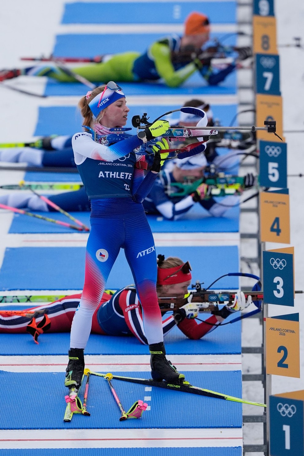 Česká biatlonistka Markéta Davidová počas miešanej štafety na ZOH 2026.