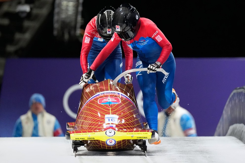 Slovenské bobistky Viktória Čerňanská a Lucia Mokrášová počas tretej jazdy v súťaži dvojbov žien na zimných olympijských hrách.