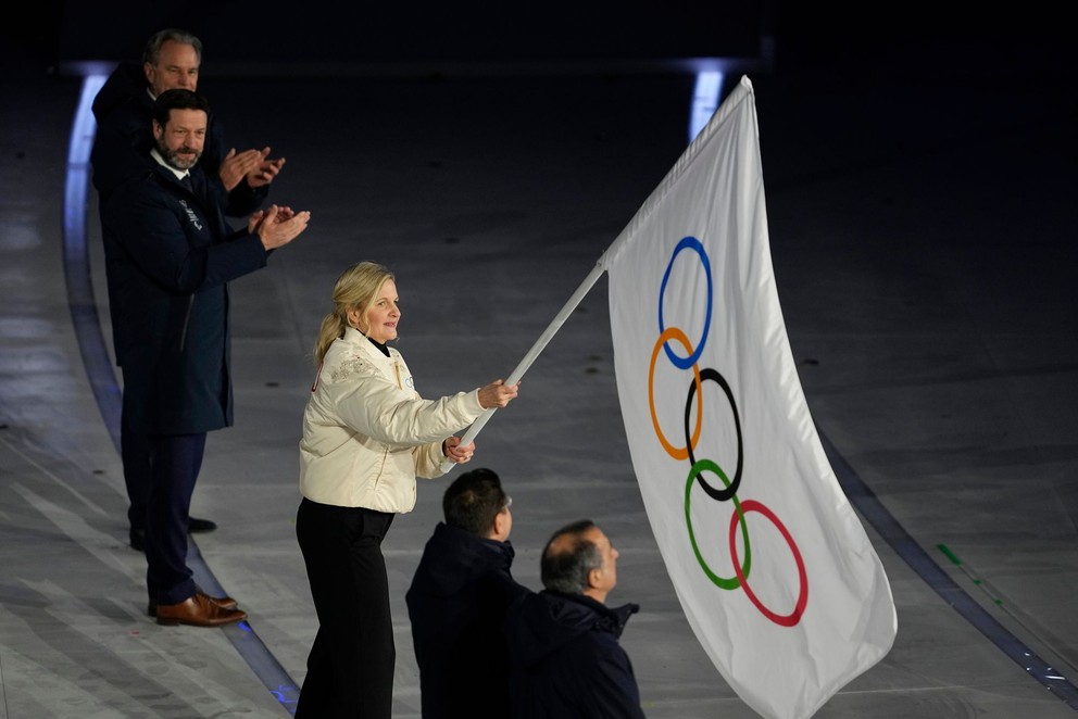 Prezidentka MOV Kirsty Coventry máva olympijskou vlajkou počas záverečného ceremoniálu.