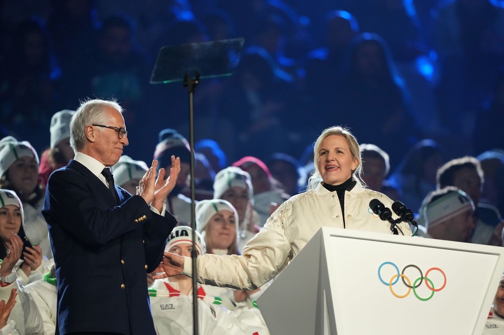 Prezident Nadácie Milan Cortina 2026 Giovanni Malagò (vľavo) počúva, zatiaľ čo prezidentka MOV Kirsty Coventryový (vpravo) hovorí počas záverečného ceremoniálu zimných olympijských hier 2026.