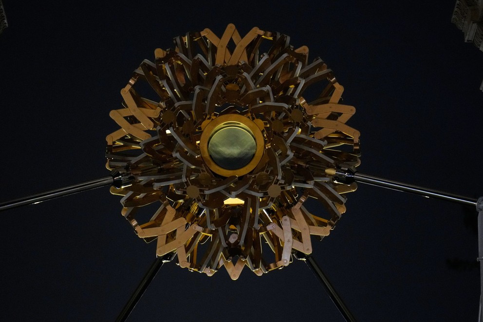 Pohľad na olympijský oheň po jeho zhasnutí pri Arco della Pace počas ZOH 2026.