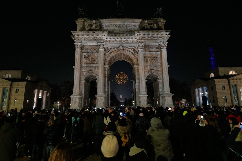 Pohľad na olympijský oheň po jeho zhasnutí pri Arco della Pace počas ZOH 2026.