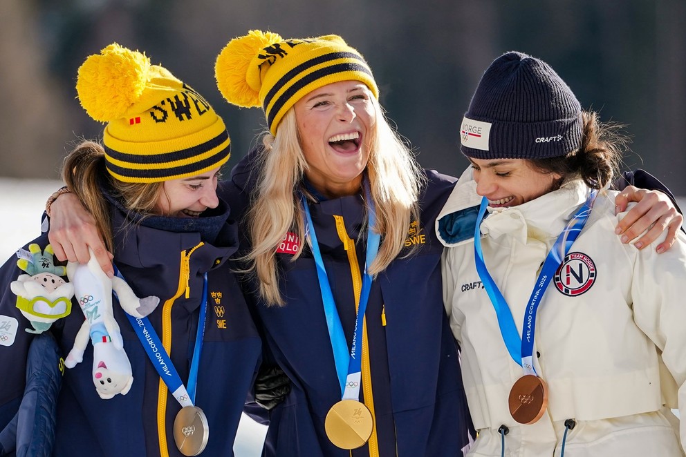 zľava Ebba Anderssonová, Frida Karlssonová a Heidi Wengová sa tešia z medailí