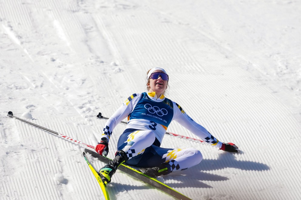 Ebba Anderssonová oslavuje zlato na ZOH 2026.
