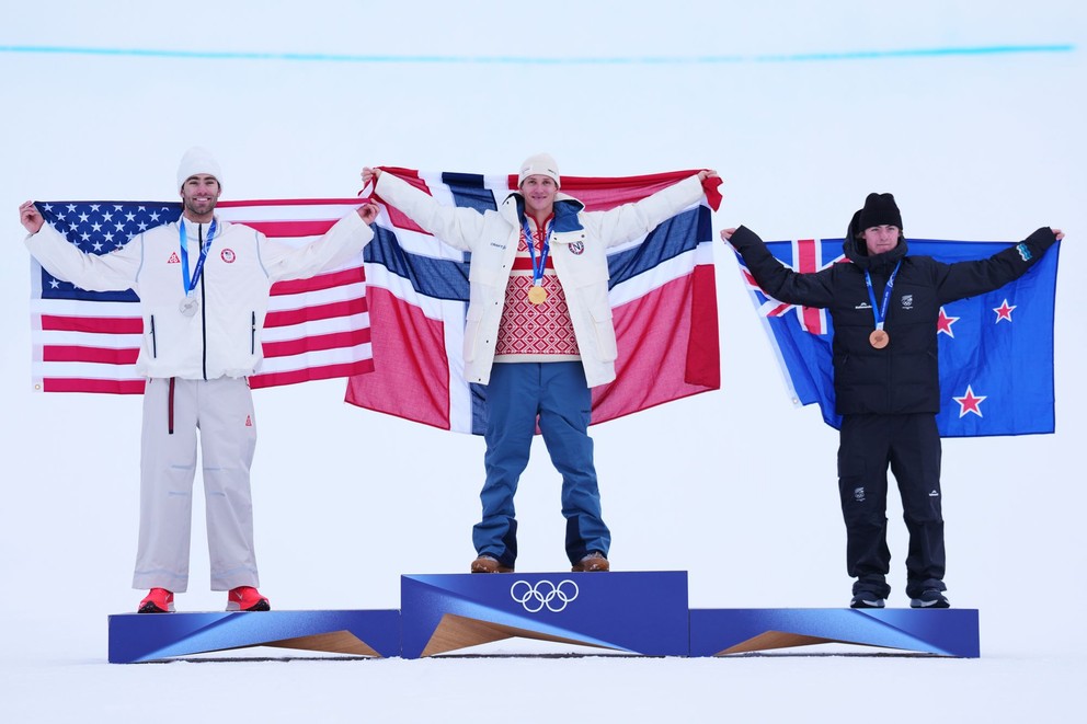 Stupne víťazov v slopestyle na ZOH 2026 - Birk Ruud v strede.