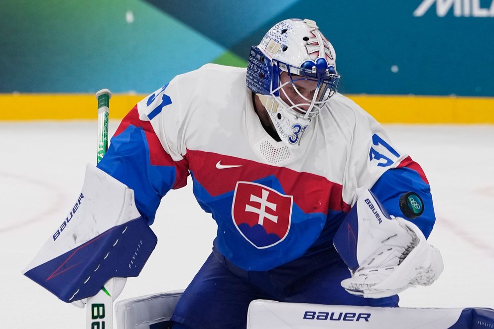 Samuel Hlavaj počas zápasu proti Fínsku na ZOH 2026.