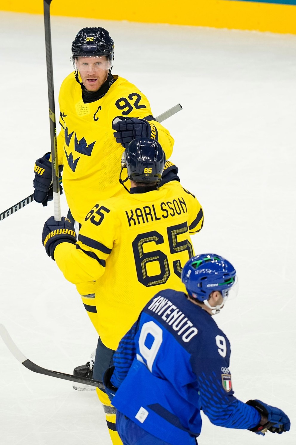Švédi Gabriel Landeskog a Erik Karlsson oslavuje gól v zápase Švédsko - Taliansko na ZOH 2026.