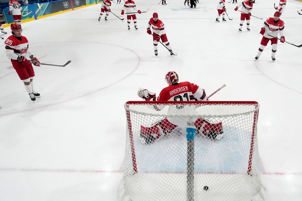 Dánski hokejisti počas rozcvičky.