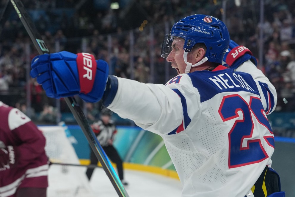 Brock Nelson oslavuje gól.