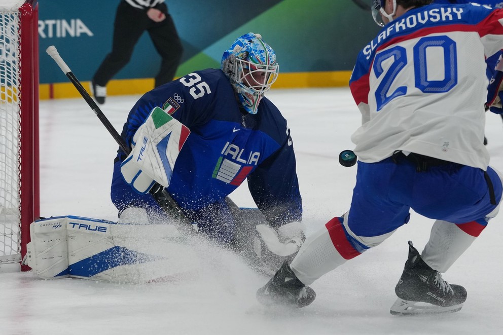 Brankár Davide Fadani a Juraj Slafkovský počas zápasu Taliansko - Slovensko na ZOH 2026.