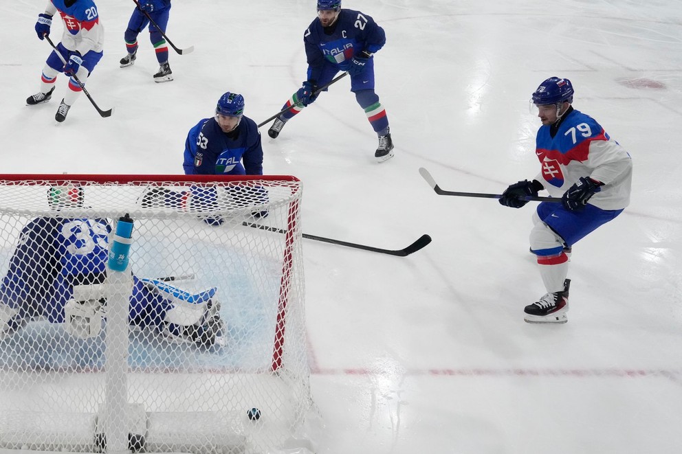 Libor Hudáček dáva gól proti Taliansku na ZOH 2026.