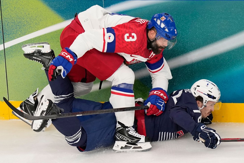 Radko Gudas v zápase proti Francúzsku na ZOH 2026.