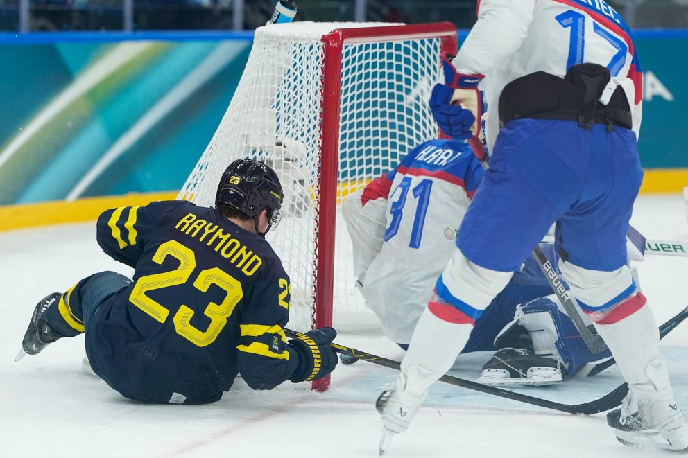 Lucas Raymond strieľa gól v zápase Švédsko - Slovensko počas ZOH 2026.