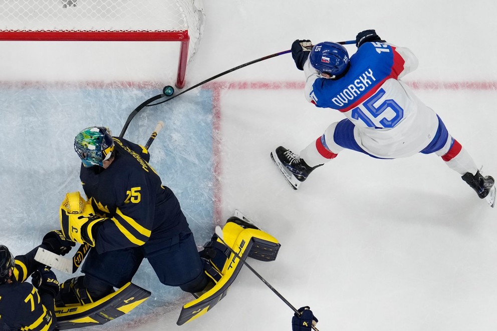 Dalibor Dvorský dáva gól do siete Švédska na ZOH 2026.