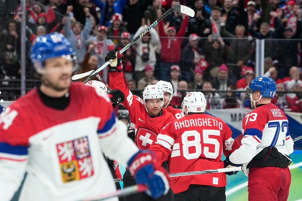 Švajčiarsky hráč Pius Suter (44) oslavuje po tom, ako strelil tretí gól v zápase A-skupiny Švajčiarsko – Česko v hokeji počas zimných olympijských hier Miláno - Cortina 2026 v Miláne.