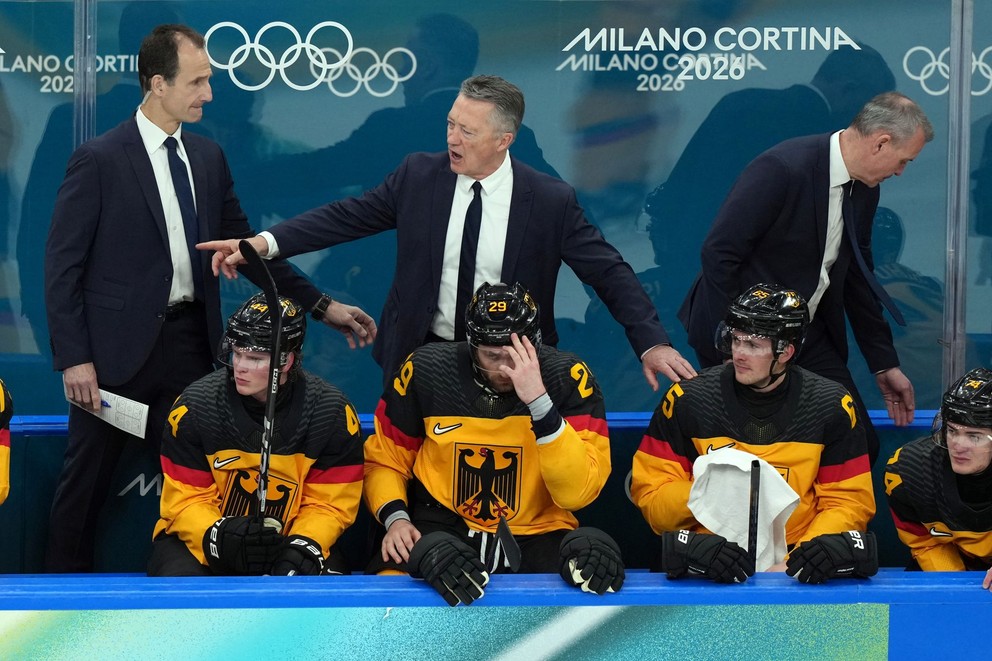 Tréner Nemeca Harold Kreis počas zápasu Nemecko - Francúzsko na ZOH 2026.