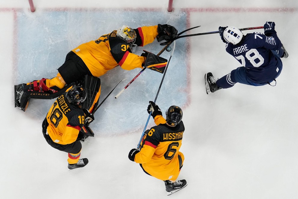 Momentka zo zápasu Nemecko - Francúzsko na ZOH 2026.