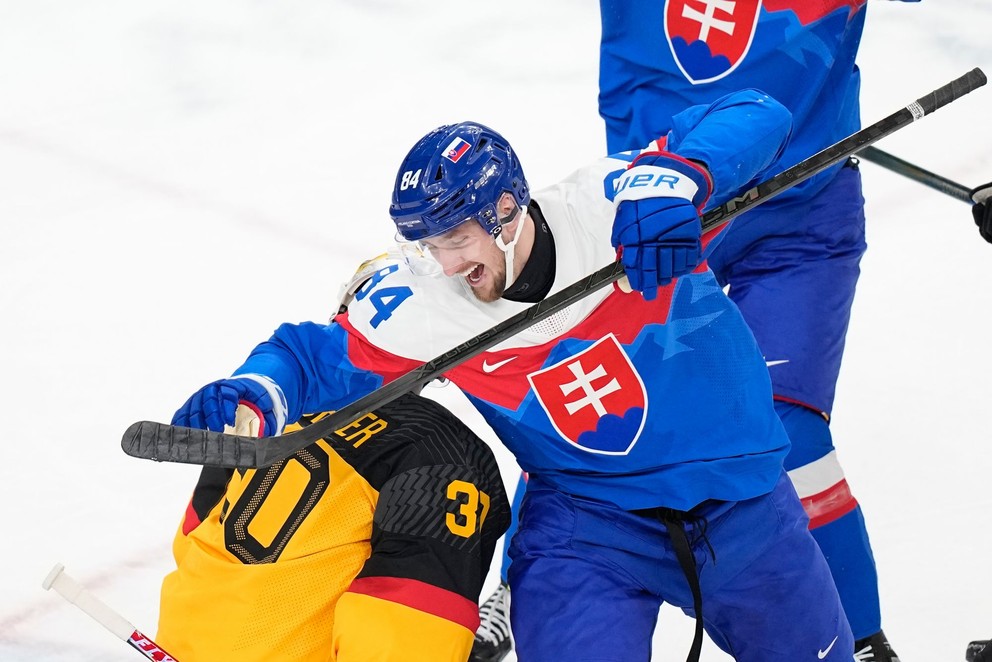 Pavol Regenda oslavuje gól v zápase Slovensko - Nemecko na ZOH 2026.
