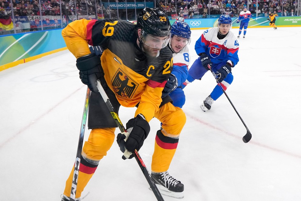 Leon Draisaitl a Oliver Okuliar vo štvrťfinálovom zápase Slovensko - Nemecko na ZOH 2026.