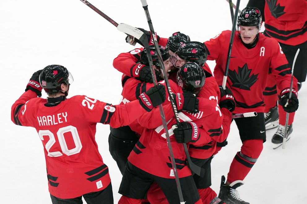 Kanadskí hokejisti sa tešia z postupu do semifinále na ZOH 2026. 