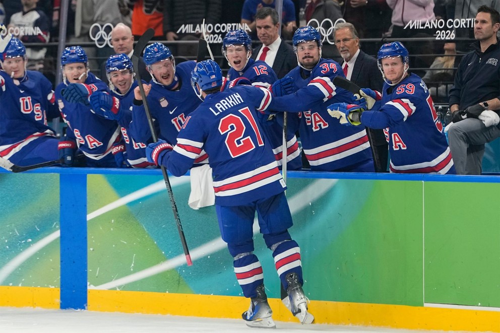 Dylan Larkin sa teší so spoluhráčmi z gólu vo štvrťfinálovom dueli USA - Švédsko na ZOH 2026.
