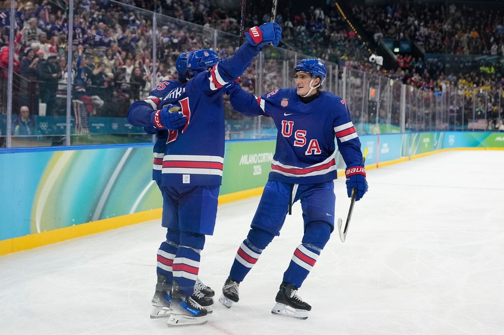 Tage Thompson (vpravo) oslavuje gól s Dylanom Larkinom počas zápasu USA - Švédsko na ZOH 2026.