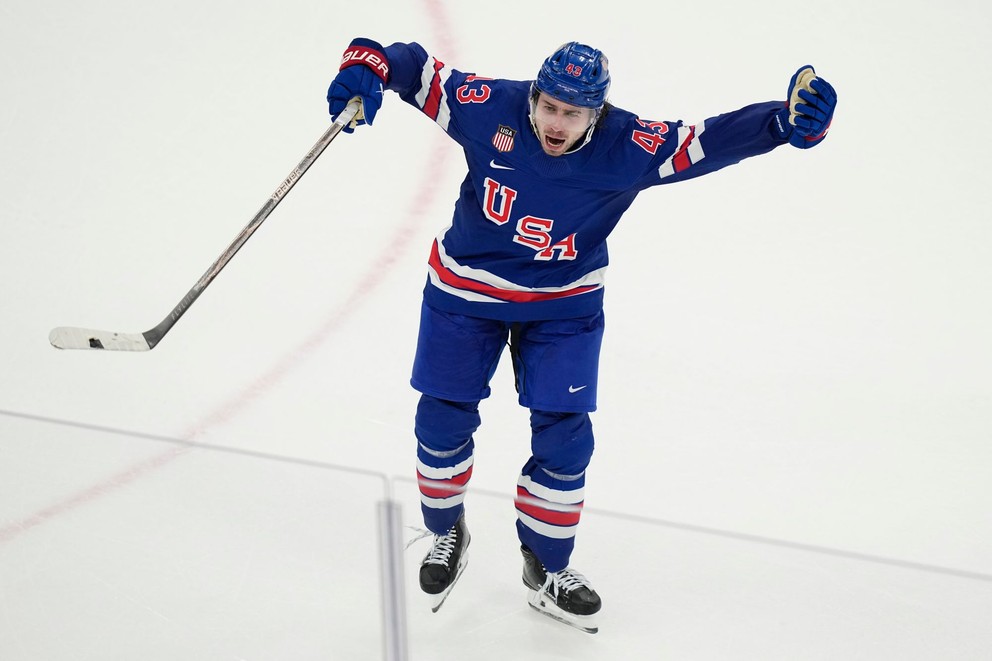 Quinn Hughes oslavuje víťazný gól proti Švédsku na ZOH 2026.