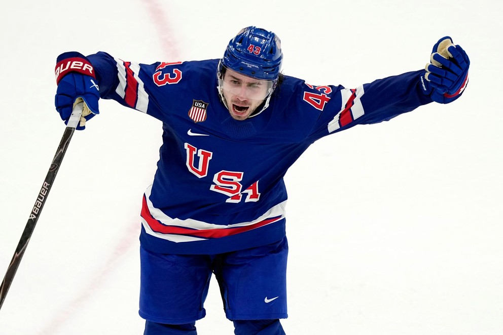 Quinn Hughes sa teší z víťazného gólu, ktorý strelil v predĺžení štvrťfinálového duelu USA - Švédsko na ZOH 2026.